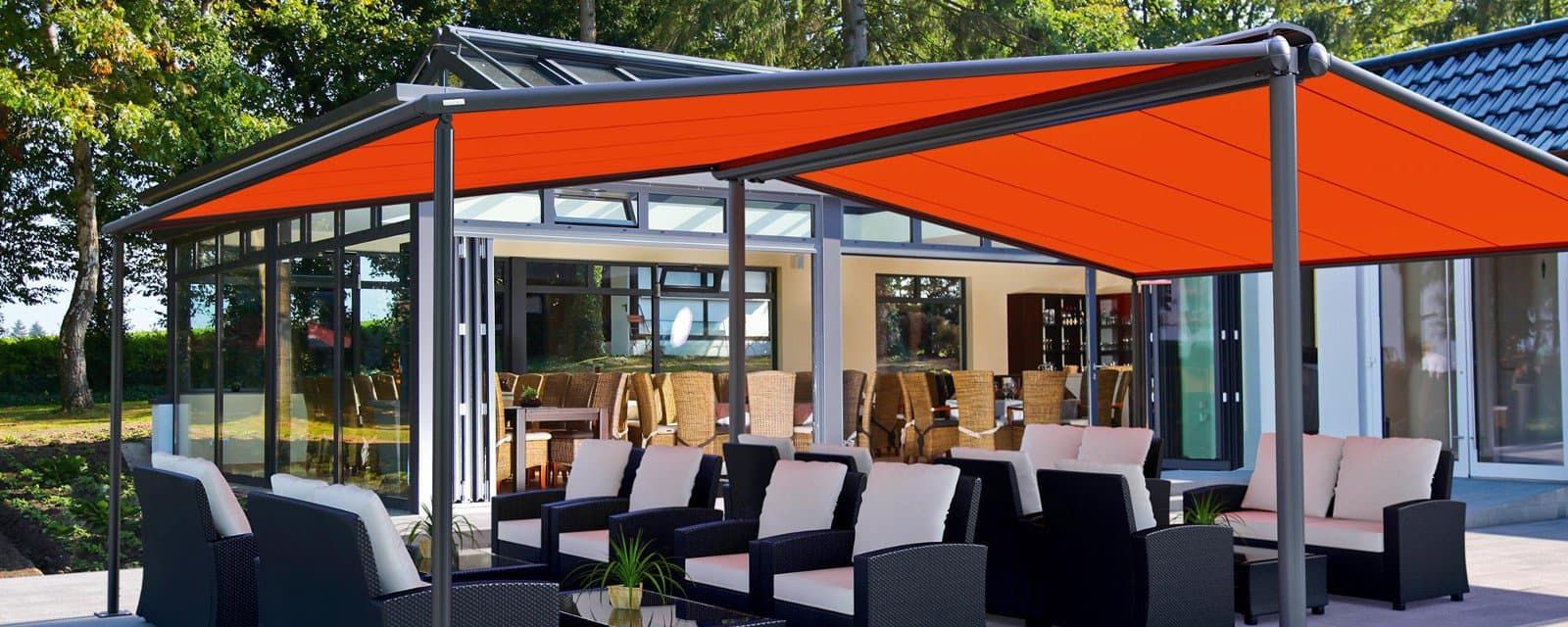 Freistehende Markisen in Berlin | Beispiel 1: Markilux Syncra 2 fix - die Kombination einer Pergola Markise und einem Pavillion als freistehender Sonnenschutz